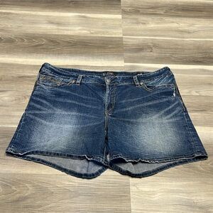 🏁 Silver jeans Suki mid denim short size 26 PLUS